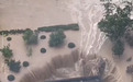 河北涿州一小区部分塌陷被洪水围困,当地消防回应