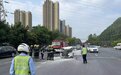 成都一小车追尾起火、司机被困 两名交通执法人员迅速出手成功施救
