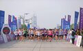 北京:1800名跑者在奥森参加半程马拉松赛