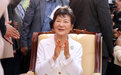 朴槿惠隐居一年后高调复出:精心打扮,有望重启政治活动,媒体全程跟拍
