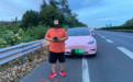 旅途中惊艳晚霞,司机在高速路肩上停车拍摄被罚款200元