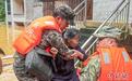 广西百色:洪水淹没村庄 武警官兵紧急转移受困民众