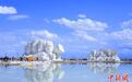“天空之镜”青海茶卡盐湖迎旅游高峰:人在湖间走,宛如画中游