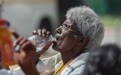 印度北部遭遇极端热浪 局地气温达50摄氏度