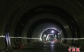 世界最长高速公路隧道在新疆贯通