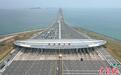 港珠澳大桥珠海公路口岸迎假期车流客流高峰