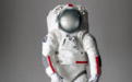 “像宇航服中的兰博基尼”,NASA新宇航服亮相,2026年宇航员或将穿普拉达登月