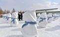 吉林长白山:雪人阵亮相街头