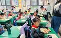 兼顾高矮不同学生,这所小学每月调整一次课桌椅高度