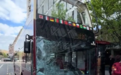 英国皇家骑兵队几匹马失控在伦敦市中心街头狂奔,有巴士玻璃被撞碎