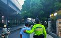 大叔崩溃求助交警请他吃面加鸡腿