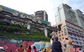 重庆单轨穿楼景象吸引游客打卡拍照
