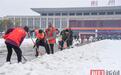 保障春运出行安全,荆州区干部群众全力应对冰冻雨雪天气