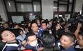 台立法机构爆发激烈冲突,叶元之胸部被抓伤,蓝营痛批民进党耍流氓