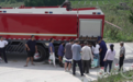 连晴高温用水紧张,消防车给居民送水