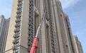 业主圈占高层住宅避难层楼顶,武汉青山治金街道出动吊车拆除违建保安全