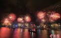 特写:绚烂烟花耀香江,共迎国庆75周年