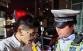 醉汉把停车场入口当出口闯卡,被拦后报警求助……