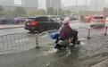 暴雨后上海部分路段积水,水务、消防部门派百余辆车抢排积水