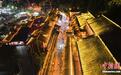 重庆酉阳:古城夜色璀璨 游客夜游乐享假期