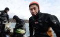 男子在2011年东日本大地震海啸中失去妻子,十余年来潜水650多次寻找遗体:想把她带回家