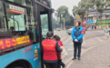 引导乘客排队候车、清扫垃圾…… 他们在公交线上开展志愿服务活动