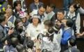 台立法机构再度爆发冲突,民进党“立委”挥拳殴打民众党“立委”头部