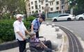 七旬婆婆在地铁站不慎摔倒受伤,民警、辅警及时救助送医