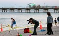 阳光海滩暗藏杀机!美国佛州7岁女孩之死警示“流沙陷阱”风险