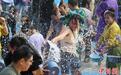 云南西双版纳:游客泼水狂欢度国庆