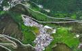 四川稻城雪山下的亚丁村景色如画
