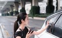 武汉时尚女性在无人车内的护肤新发现