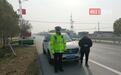 将车牌鄂F改为鄂E,一车主将私家车变更号牌,交警:拘留+罚款