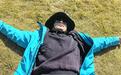 14名荒野求生选手游览七星山后,“文车车”躺在草坪上称想吃羊肉串喝啤酒