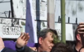 被抗议者扔石块,米莱发声