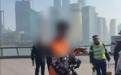 评论丨煽动观众“人肉”保安被拘,直播“闹剧”何以屡禁不绝?