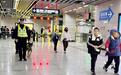 武汉轨道公安站好“护学岗”,撑起“平安伞”