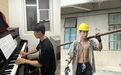 00后大学生拧螺丝送外卖,在工地抬钢筋练出腹肌,本人回应:想攒钱带爷爷奶奶进城游玩