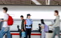 武汉铁路女子乘警护航五一假期出行安全#