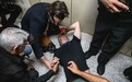 美国混乱一幕:记者在纽约法庭被ICE特工推倒,纽约州长、美国土安全部发声