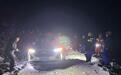 14名游客被困4300米雪山垭口,警方深夜7小时雪地救援
