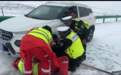 青海西丽高速200辆车因积雪被困 交警:该路段海拔超4800米,每年仅7月无降雪