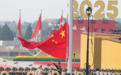 在观礼现场,当《义勇军进行曲》等歌曲奏响时:他们与中国人民一同热泪盈眶