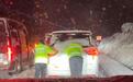 喀纳斯景区公路因暴雪拥堵,交警深夜冒雪推车,当地:游客暂不能进入
