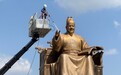 韩国首尔地标建筑世宗大王像“迎春沐浴”