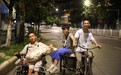3名脑瘫少年摆摊卖大蒜,拒绝网友捐款,“我们是在裂缝里也能开出花的人”