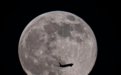 “超级月亮”现身天宇