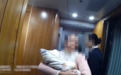 高铁上一女子怀抱婴儿神色慌张,乘警一聊发现…
