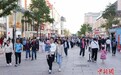 北京王府井步行街游人众多