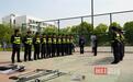 武汉长江新区民警携手特警队员进校园,共筑平安“防护墙”